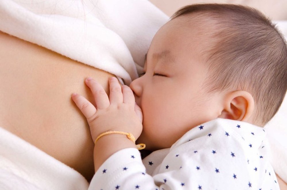 Chăm sóc trẻ sơ sinh với các tư thế cho con bú đúng cách